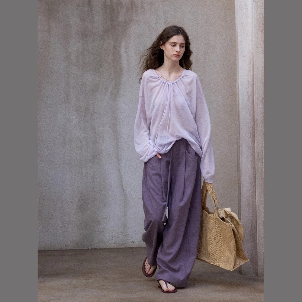 Relaxed wide-leg trousers.